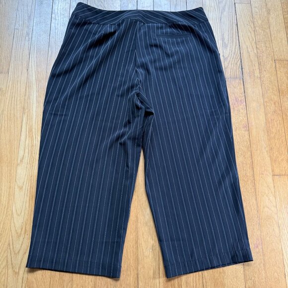 Tail Size 14 Black Pinstripe Livia Mid Rise Straight Leg Golf Crop Capri Pants - Picture 4 of 11